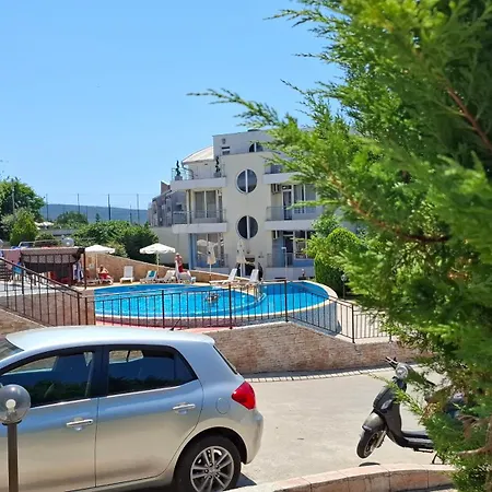 Comfortable In Sunset Complex, アパート